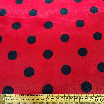 Raso con pois neri su sfondo rosso profondo 2