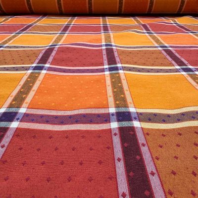 Tessuto a quadrettoni colori caldi con decorazioni a rombi 3