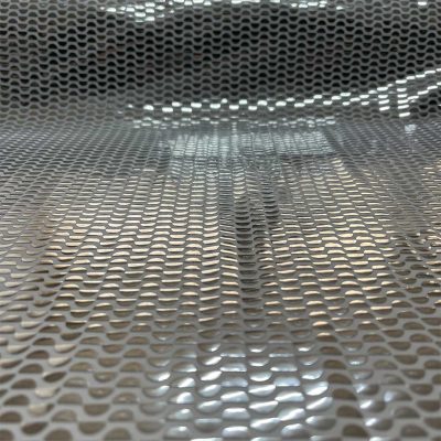 Tessuto elastico con mezzelune argentate su sfondo bianco 5