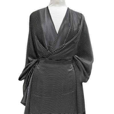 Raso di pura seta a righe bianche e nere manichino 1