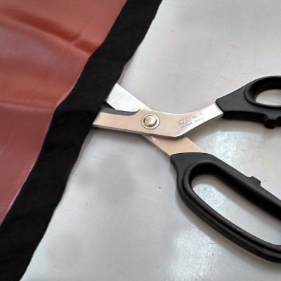 Tessuto per abiti impermeabile leggero - bordeaux lucido Alt.145cm