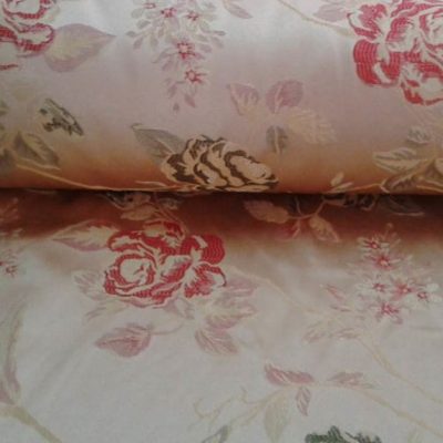 Tessuto arredo classico motivo floreale rosso e verde - sfondo avorio2