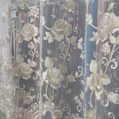 Tessuto per tende in tulle bianco con ricami avorio floreali 5