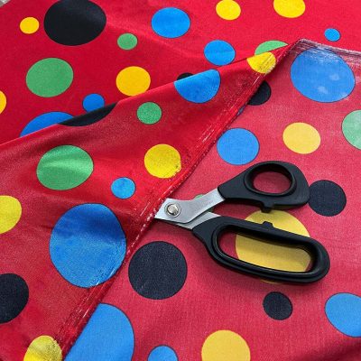 Raso motivo a pois multicolor su sfondo rosso 3