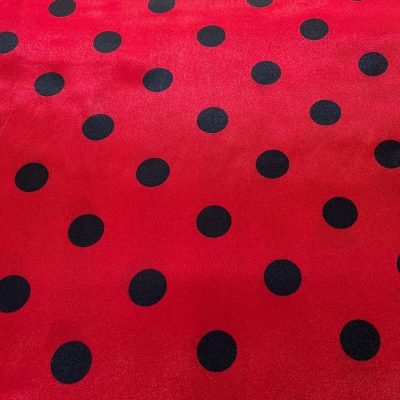 Raso con pois neri su sfondo rosso profondo 1