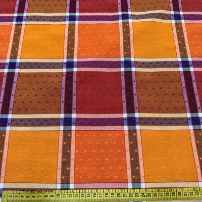 Tessuto a quadrettoni colori caldi con decorazioni a rombi 2