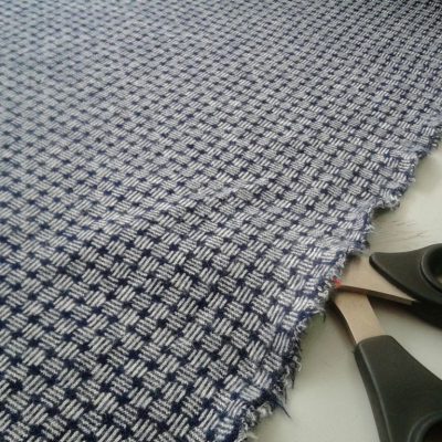 Maglina cotone felpato motivo geometrico - blu e bianco2