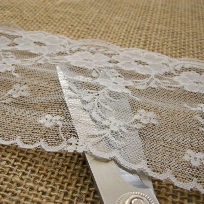 Balza di pizzo sfondo retato motivo floreale - bianco