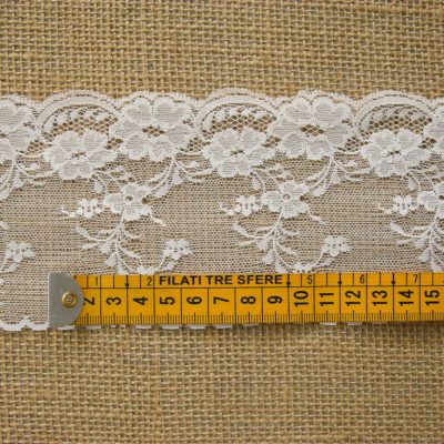 Balza di pizzo sfondo retato motivo floreale - bianco