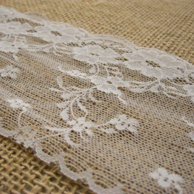 Balza di pizzo sfondo retato motivo floreale - bianco