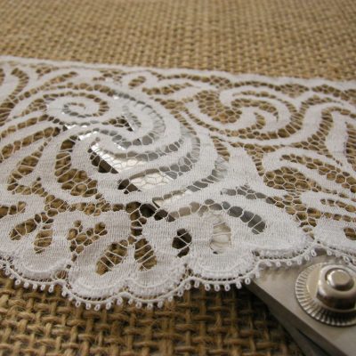 Balza di pizzo con ricamo motivo geometrico floreale - bianco