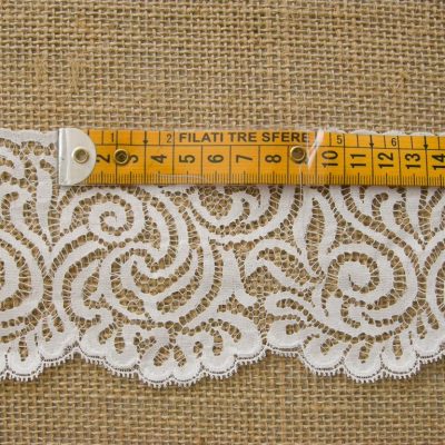 Balza di pizzo con ricamo motivo geometrico floreale - bianco
