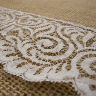 Balza di pizzo con ricamo motivo geometrico floreale - bianco