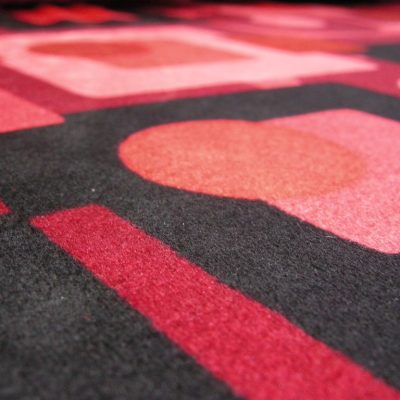 Velluto motivo geometrico in sfumature - rosso e nero Alt.115 cm