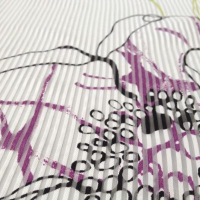 Tendaggio firmato a righe sottili e motivo a fiori colorati - bianco2