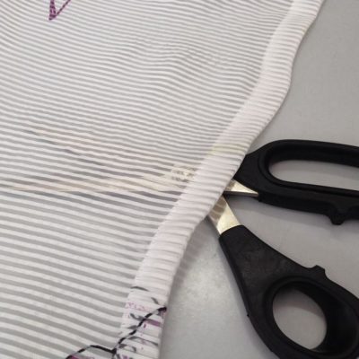 Tendaggio firmato a righe sottili e motivo a fiori colorati Alt. 280cm