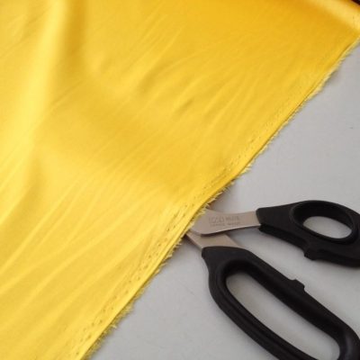 Tessuto in cotone semilucido elegante - giallo2