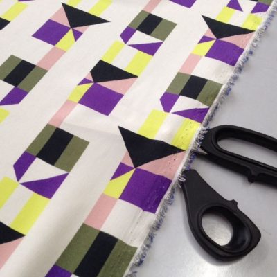 Tessuto seta con motivo geometrico multicolor - sfondo bianco2