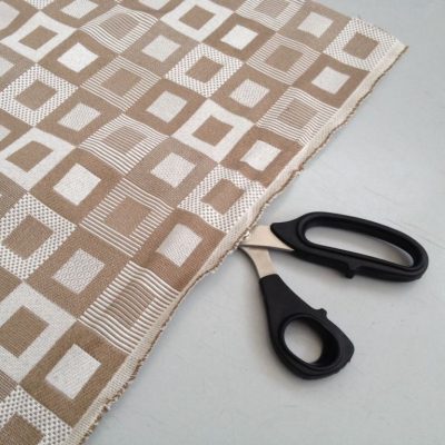 Tessuto Misto cotone fantasia geometrica a quadri - tortora e bianco Alt.280