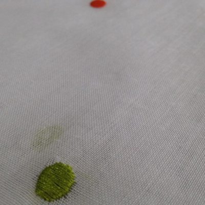 Tendaggio motivo a pois multicolor ricamati - bianco