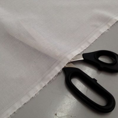 Tendaggio motivo a pois multicolor ricamati - bianco