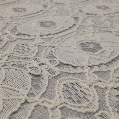Tessuto in pizzo ricamato motivo geometrico - bianco