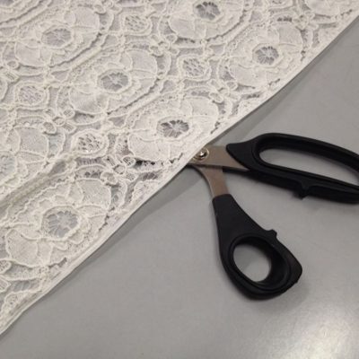 Tessuto in pizzo ricamato motivo geometrico - bianco