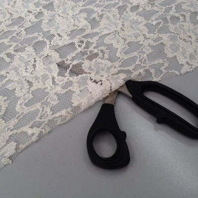Pizzo ricamato a fantasia floreale - bianco Alt.150 cm