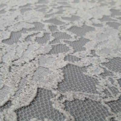 Tessuto romantico in pizzo ricamato a fantasia floreale - bianco