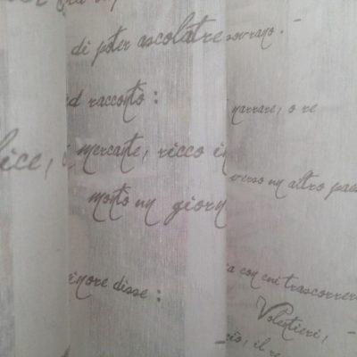 Tendaggio moderno a fantasia scritte grigie - bianco