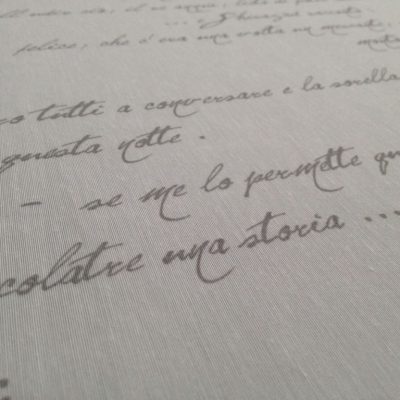 Tendaggio moderno a fantasia scritte grigie - bianco