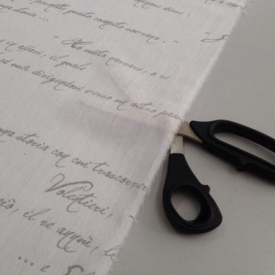 Tendaggio moderno a fantasia scritte grigie - bianco