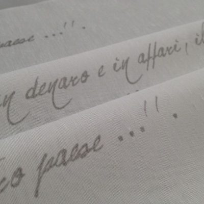 Tendaggio moderno a fantasia scritte grigie - bianco