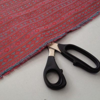 Tessuto arredo in cotone motivo damascato geometrico - rosso