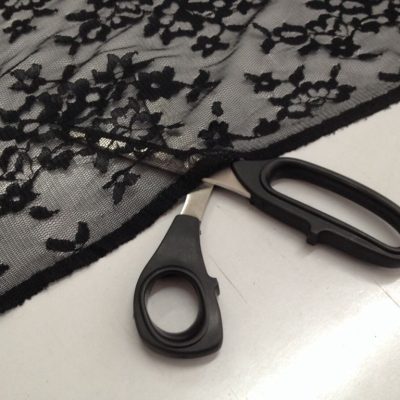 Tessuto pizzo in poliestere con ricamo fantasia floreale - nero