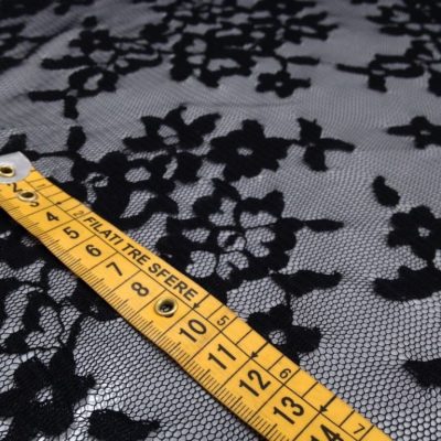 Tessuto pizzo semitrasparente con ricamo fantasia floreale - nero Alt.140 cm