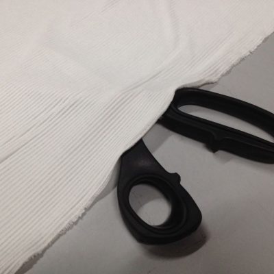 Tessuto in maglina elasticizzata rigata su tinta- bianca2