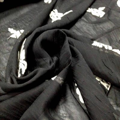 Tessuto per abiti motivo a rose bianche ricamate - nero