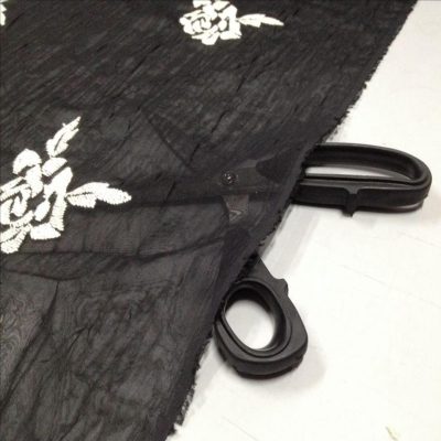 Tessuto per abiti motivo a rose bianche ricamate - nero Alt.135cm