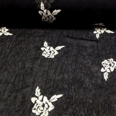 Tessuto per abiti motivo a rose bianche ricamate - nero2