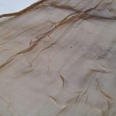 Tendaggio in organza effetto stropicciato dorato - marrone2