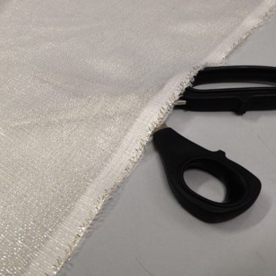 Tessuto tendaggio con righe bianco e oro luccicanti - panna2