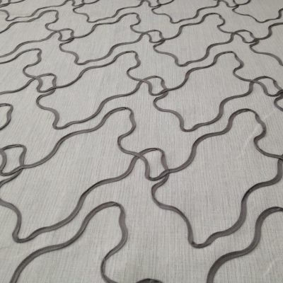 Tendaggio con fantasia astratta in rilievo grigio - sfondo bianco