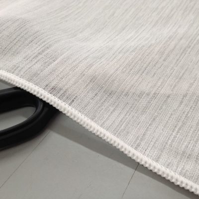 Tendaggio con fantasia astratta in rilievo grigio - sfondo bianco