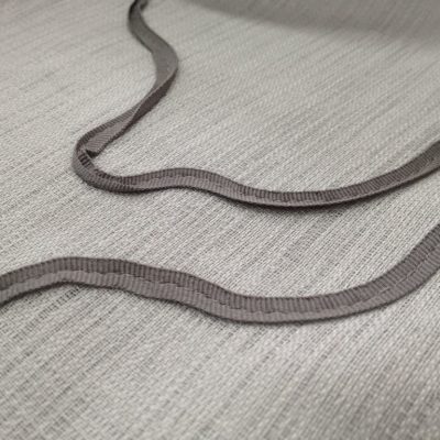 Tendaggio con fantasia astratta in rilievo grigio - sfondo bianco