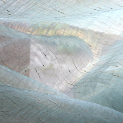 Tendaggio in organza con filamenti brillanti