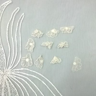 Pizzo ricamato a fantasia floreale in rilievo - bianco Alt.180 cm