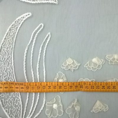 Pizzo ricamato a fantasia floreale in rilievo - bianco Alt.180 cm