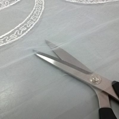 Tessuto in pizzo ricamato a fantasia floreale in rilievo - bianco2