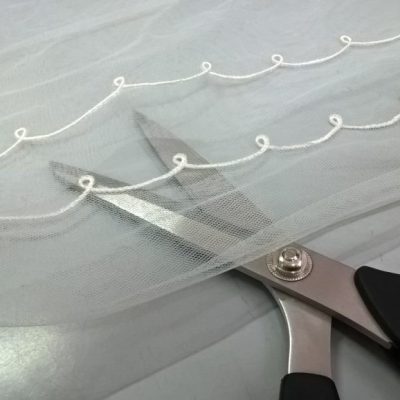 Tessuto in pizzo ricamato a fantasia floreale - bianco2